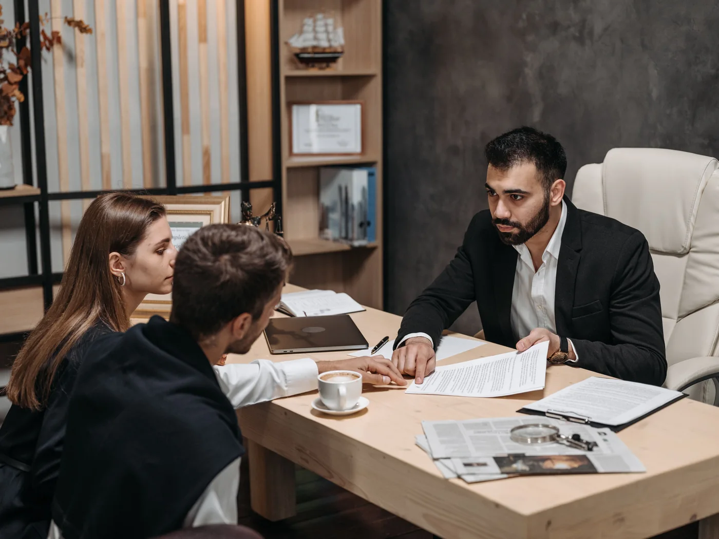 Advogado conduzindo uma reunião jurídica em ambiente profissional.