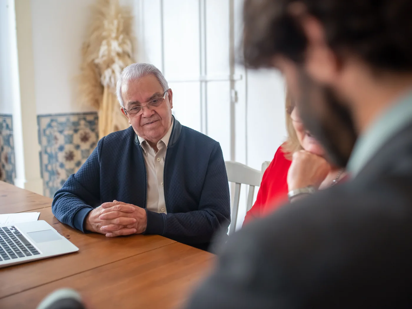 Consultores contábeis em reunião com um cliente.