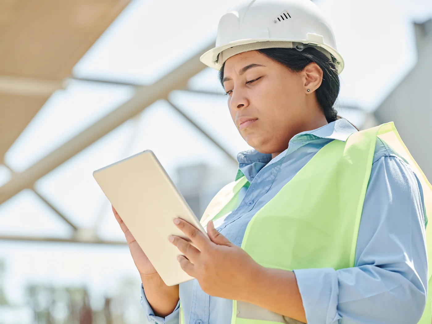 Engenheira usando tablet em um canteiro de obras.